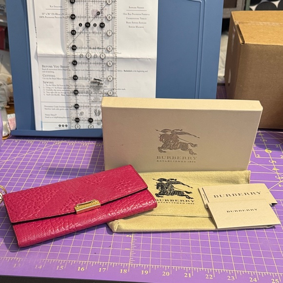NWT Burberry Fuchsia Leather Wallet Full Inclusion - Picture 1 of 8